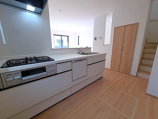 リビングにいる家族の顔が見渡せるカウンターキッチン。お料理もより一層おいしく、楽しく。食器棚を背面に設置しても十分な広さを確保しています。