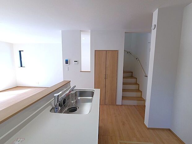 リビングにいる家族の顔が見渡せるカウンターキッチン。お料理もより一層おいしく、楽しく。食器棚を背面に設置しても十分な広さを確保しています。