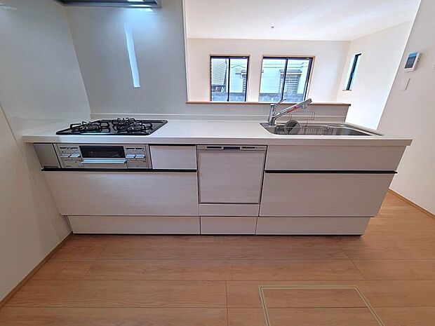 リビングにいる家族の顔が見渡せるカウンターキッチン。お料理もより一層おいしく、楽しく。食器棚を背面に設置しても十分な広さを確保しています。