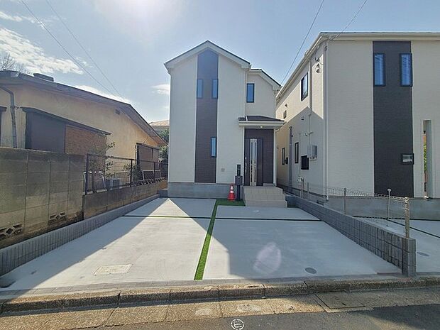 セカンドカーや来客時にも便利なカースペース2台分ございます。