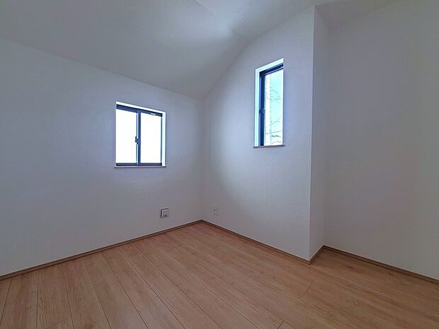 どんな家具にでも相性が良い清潔感ある白色調のクロスを採用。主張しすぎない配色、耐久性にも優れた床材は日々のメンテナンスも楽に、快適に過ごして頂けるよう考えられています。