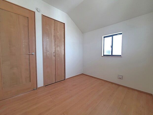 どんな家具にでも相性が良い清潔感ある白色調のクロスを採用。主張しすぎない配色、耐久性にも優れた床材は日々のメンテナンスも楽に、快適に過ごして頂けるよう考えられています。