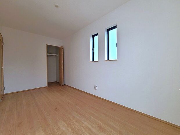 どんな家具にでも相性が良い清潔感ある白色調のクロスを採用。主張しすぎない配色、耐久性にも優れた床材は日々のメンテナンスも楽に、快適に過ごして頂けるよう考えられています。