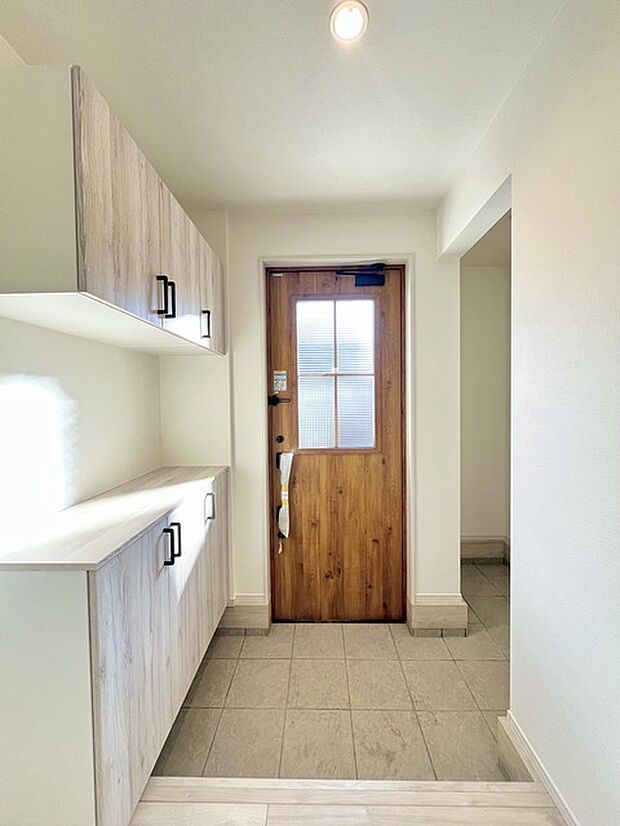 玄関はおうちの顔とも呼ばれる重要な場所！明るくスッキリと見える空間で住まう人を見送り、出迎えてくれます。 