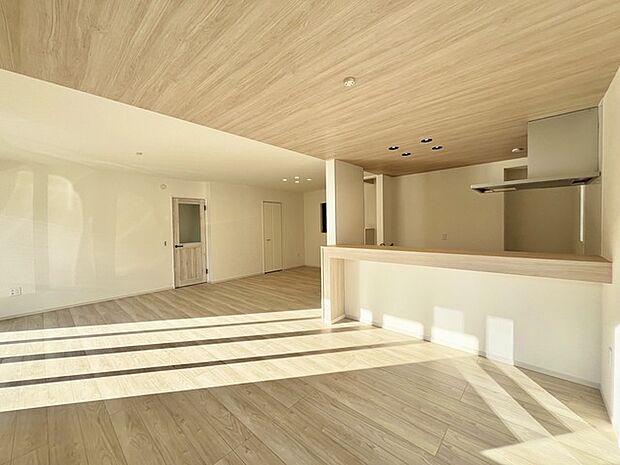 家族の集うリビングには色々な方向から光が差し込む設計に。家族のコミュニケーションが弾むスポットだから明るい雰囲気であってほしい。 