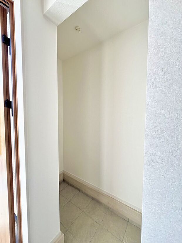 土間収納付きでベビーカーやゴルフバック、お子様のおもちゃもスッキリ収納できます。 