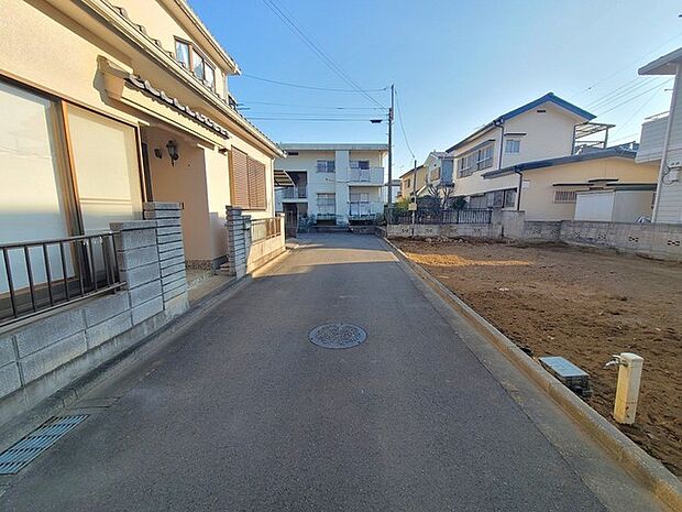 戸建てが立ち並ぶ静かな住宅街。四季折々の移り変わりを感じながら自然と楽しみ、暮らす、そんな毎日を日々の中で感じられる住環境