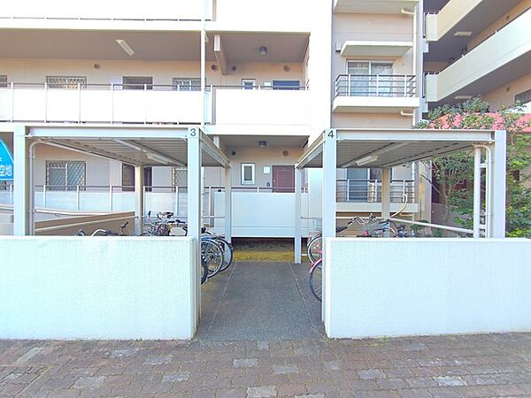 敷地内に屋根付きの駐輪場あり。