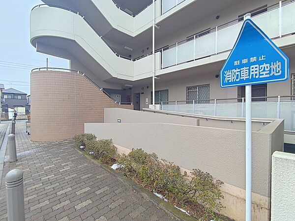 建物の入り口にはスロープもございます。