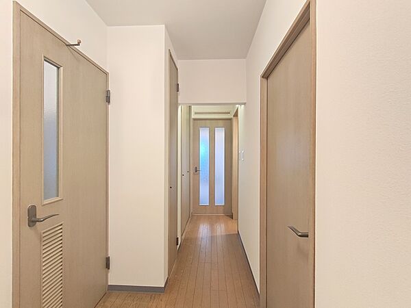 室内は比較的フラット構造になっています。 段差が少なく、足腰に不安がある方にも優しいお部屋です。