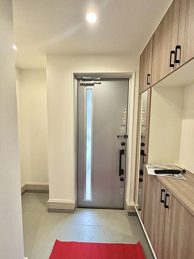 明るく開放的な玄関、靴の脱ぎ履きもしやすく、収納も豊富でご家族皆様の靴をスッキリ収納できます。 