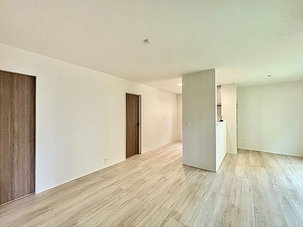 家族の集うリビングには色々な方向から光が差し込む設計に。家族のコミュニケーションが弾むスポットだから明るい雰囲気であってほしい。 