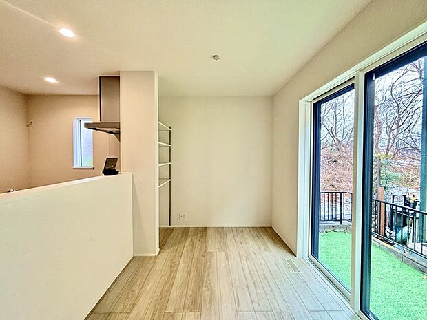 家族が一番集まる場所だから広々としつつも素敵な空間であって欲しい。皆がくつろぐリビングからキッチンまでが一つに繋がる空間。