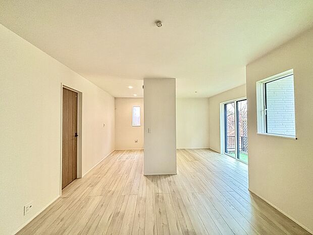 家族が一番集まる場所だから広々としつつも素敵な空間であって欲しい。皆がくつろぐリビングからキッチンまでが一つに繋がる空間。