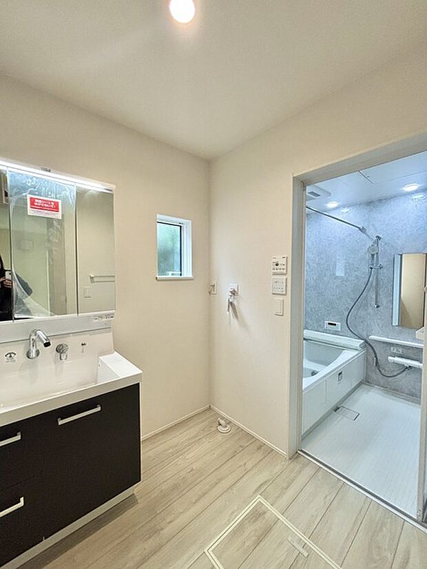 ゆとりの洗面スペースで朝の身支度もスムーズに行えます。