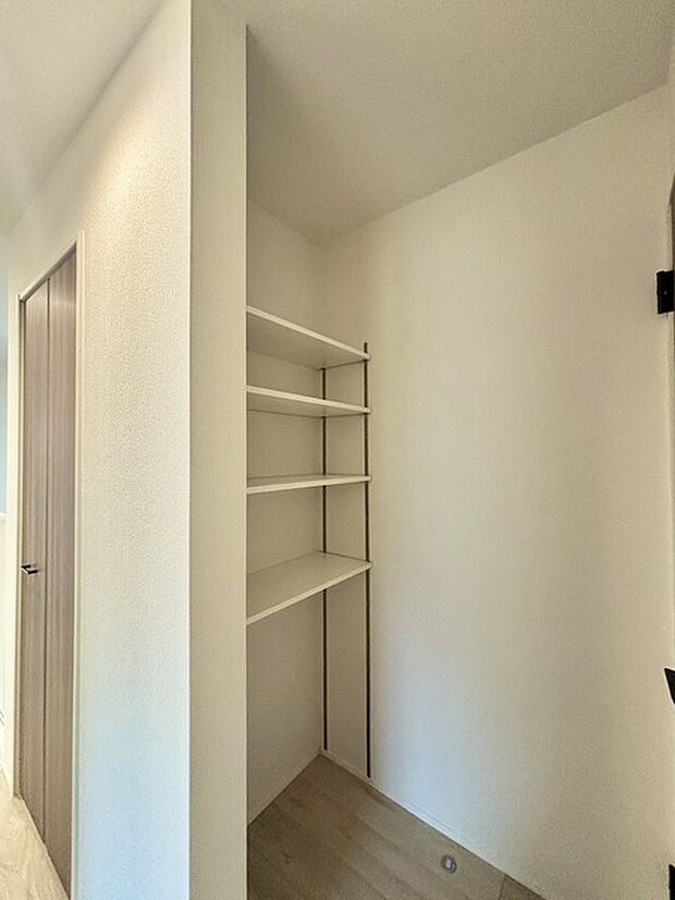 2階には可動棚もあります。