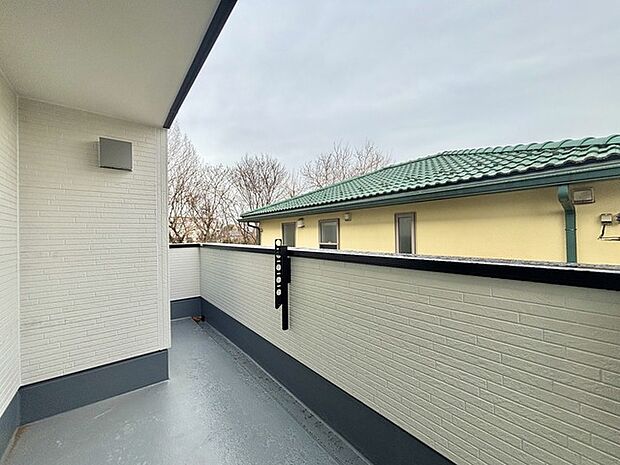 広めのバルコニーは風通しも良くお洗濯物もしっかりと干すことができます!