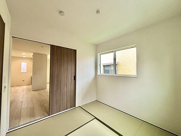 和室があるとやはりどこか心落ち着いてしまいます。客間としてもちょうど良い約4.5帖。 