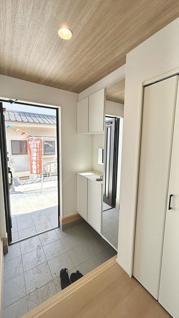 お客様をお迎えする玄関、お家の出入りもスムーズに行えます。