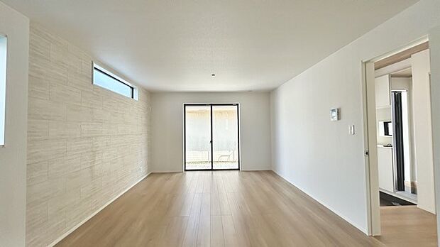 家族団欒のリビング。陽光差し込む食卓には家族の会話とスマイルが溢れます。いつまでもここで食卓を囲みたくなる、そう感じさせてくれるスペース。