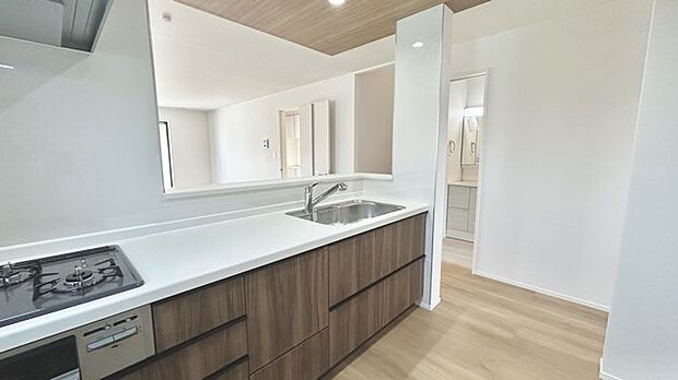 家族が一番集まる場所だから広々としつつも素敵な空間であって欲しい。皆がくつろぐリビングからキッチンまでが一つに繋がる空間。