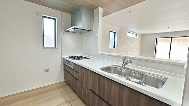 家族団欒のリビング。陽光差し込む食卓には家族の会話とスマイルが溢れます。いつまでもここで食卓を囲みたくなる、そう感じさせてくれるスペース。