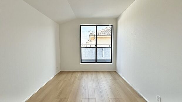 どんな家具にでも相性が良い清潔感ある白色調のクロスを採用。主張しすぎない配色、耐久性にも優れた床材は日々のメンテナンスも楽に、快適に過ごして頂けるよう考えられています。