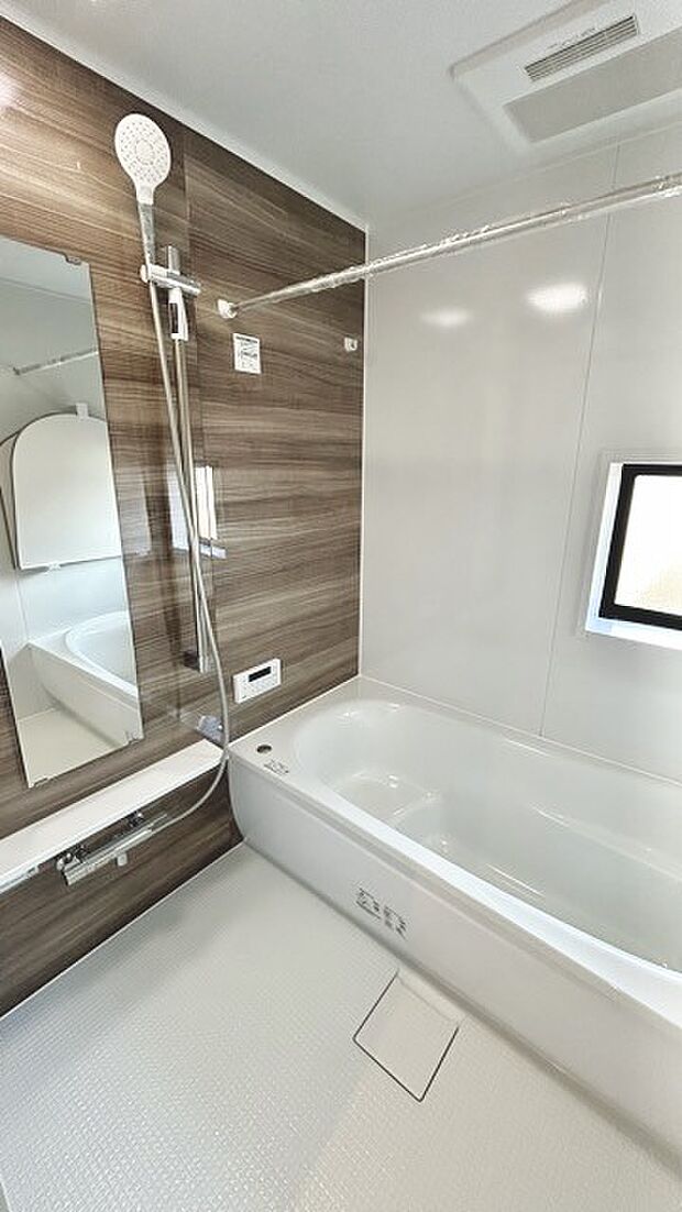 一緒にお風呂に入っている子供達の声がリビングまで聞こえてきそうな広々とした1坪バス