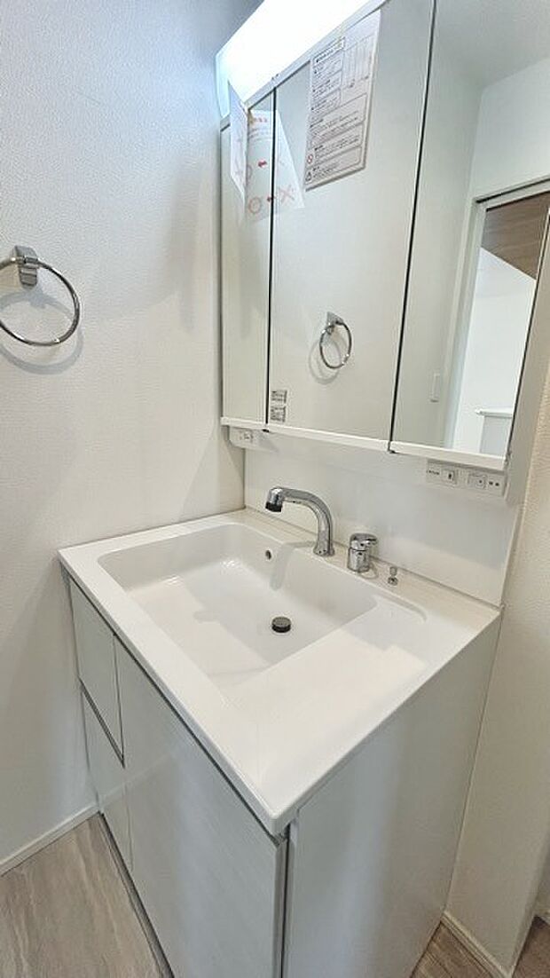 お出かけ前の身だしなみに一歩差がつく三面鏡。ミラー裏にはたっぷり収納もございます。