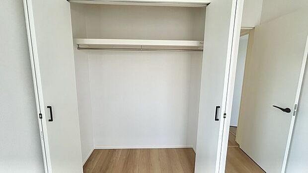衣類の整理整頓に嬉しいクローゼット付きのお部屋。お子様のお部屋としても便利です。