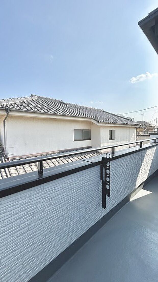 陽ざしが差込む明るいバルコニー。奥行きのあるバルコニーはお洗濯時に助かります。