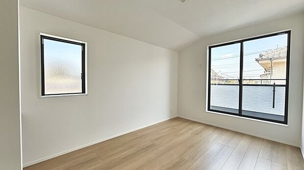 2面採光を確保した明るい室内は、爽やかな風を感じる居心地の良い空間です。