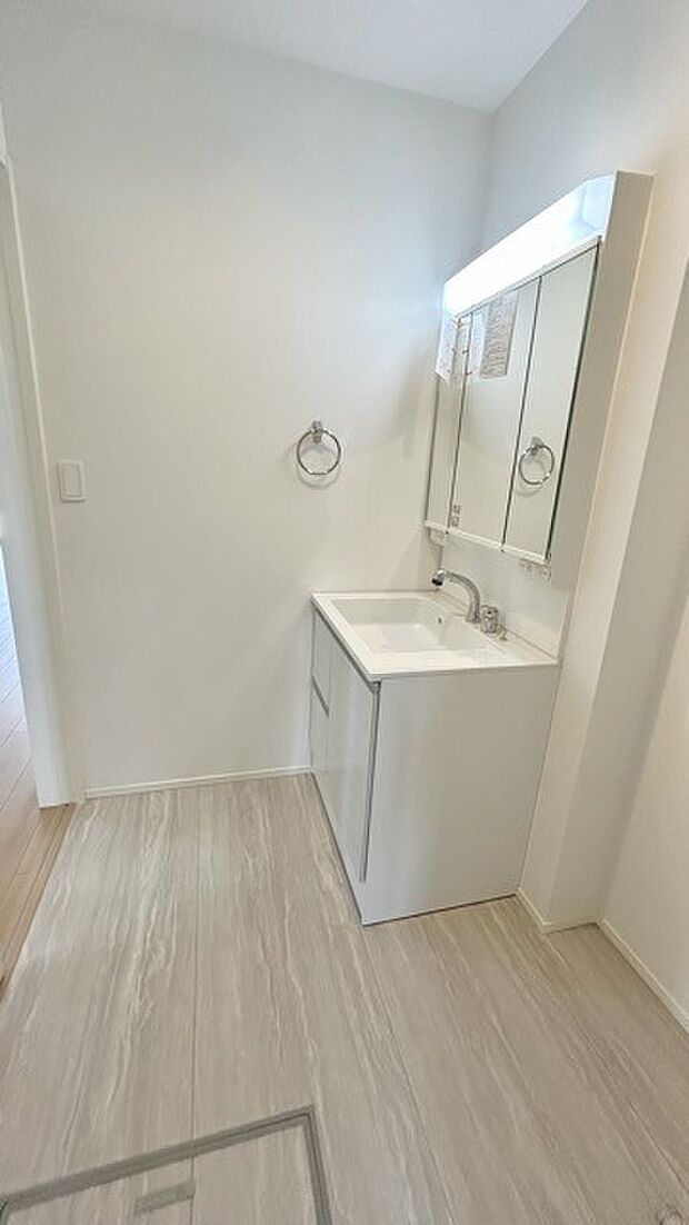 ゆとりの洗面スペースで朝の身支度もスムーズに行えます。 