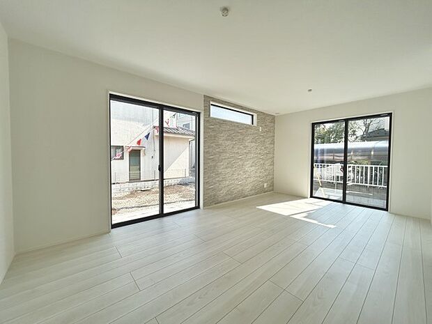 家族や友人、両親、親戚とこれから沢山の時間を紡ぐのだろう。そこを彩るのは窓から見える青い空、心地よい緑。そんなイメージが膨らむリビングスペース。