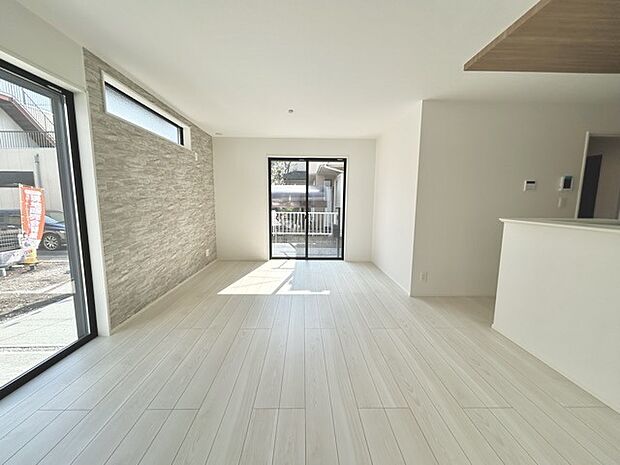 家族団欒のリビング。陽光差し込む食卓には家族の会話とスマイルが溢れます。いつまでもここで食卓を囲みたくなる、そう感じさせてくれるスペース。