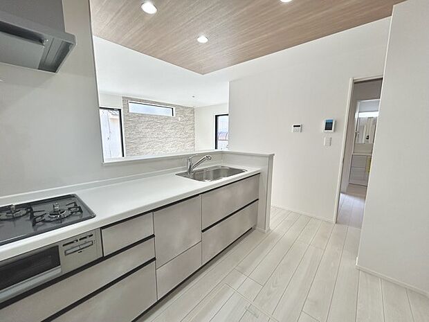 家族が一番集まる場所だから広々としつつも素敵な空間であって欲しい。皆がくつろぐリビングからキッチンまでが一つに繋がる空間。