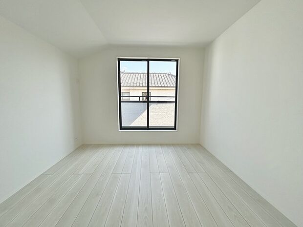 どんな家具にでも相性が良い清潔感ある白色調のクロスを採用。主張しすぎない配色、耐久性にも優れた床材は日々のメンテナンスも楽に、快適に過ごして頂けるよう考えられています。