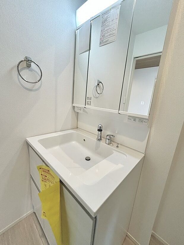 お出かけ前の身だしなみに一歩差がつく三面鏡。ミラー裏にはたっぷり収納もございます。 