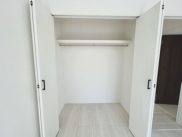 衣類の整理整頓に嬉しいクローゼット付きのお部屋。お子様のお部屋としても便利です。