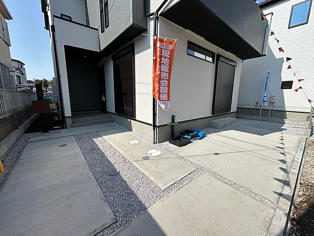 セカンドカーや来客時にも便利なカースペース2台分ございます。