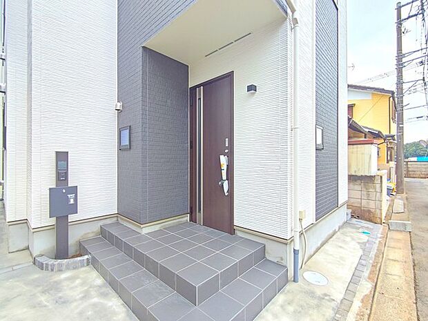 ダブルロックのキレイな玄関ドア。 庇が玄関入口を雨から守ります。