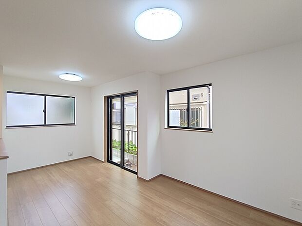 【ＬＤＫ／約13.4帖】 家族や友人、両親、親戚とこれから沢山の時間を紡ぐのだろう。そこを彩るのは窓から見える青い空、心地よい緑。そんなイメージが膨らむリビングスペース。 