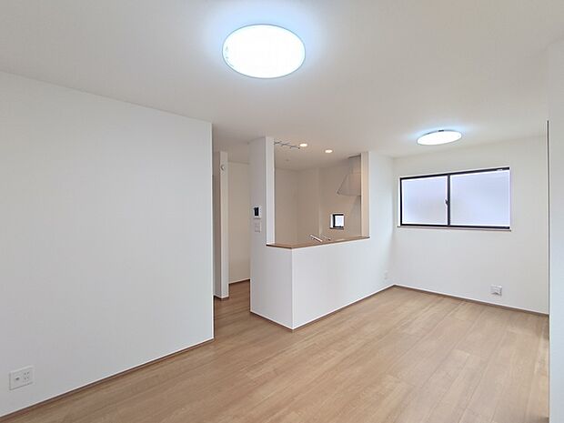 【ＬＤＫ／約13.4帖】 家族が一番集まる場所だから広々としつつも素敵な空間であって欲しい。皆がくつろぐリビングからキッチンまでが一つに繋がる空間。 