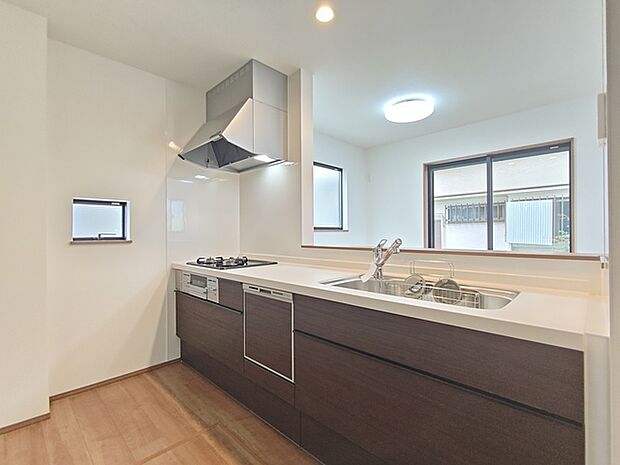 対面式のシステムキッチン。調理しながらでも家族の様子を見守れる為、子育て世帯にもオススメです。