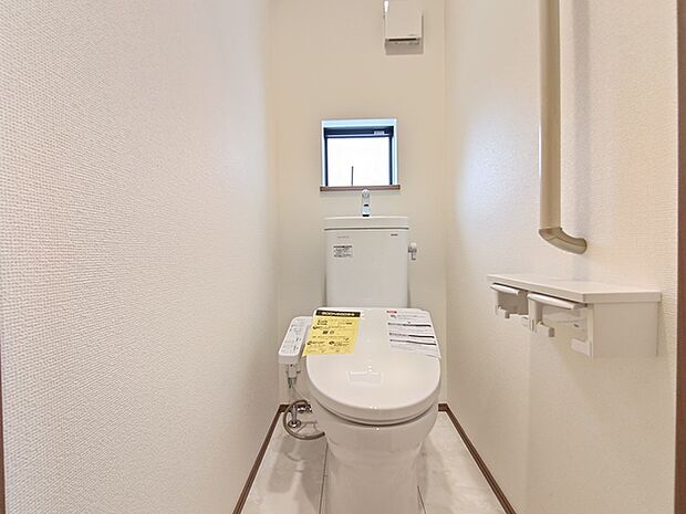 手すりとダブルホルダーが配された1Fトイレ。 ウォシュレット一体型のシャワートイレを新設しました!