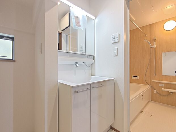 収納付きの洗面化粧台。鏡の裏側も収納棚になっています。