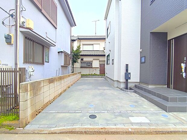 車種にもよりますが、お車は縦列で2台の駐車が可能です！