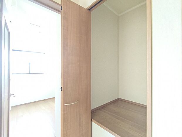 廊下部分にも収納がございます。他にも収納スペースがしっかり確保されており、片付け上手なお家となっております。