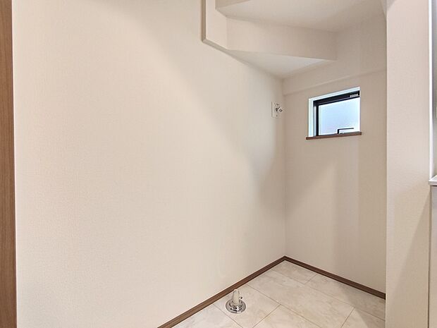 洗濯機置き場の側には換気窓が付いています。カビが発生しにくい造りです。