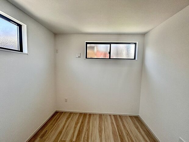今からここを誰のお部屋にしようか、そんな洋室。大きさは5.2帖です。 